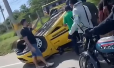 Taxi se volcó en la Vía al Mar por presunta imprudencia del conductor