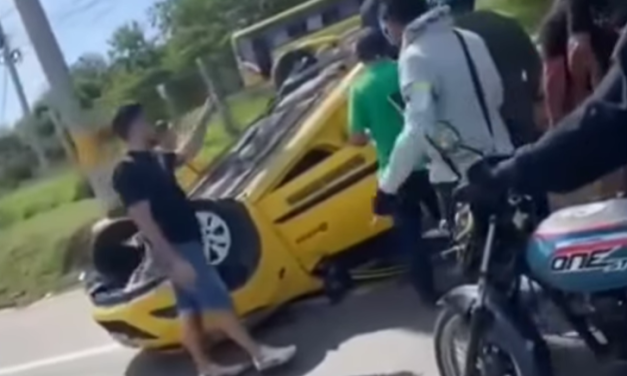 Taxi se volcó en la Vía al Mar por presunta imprudencia del conductor