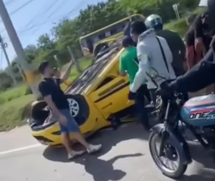 Taxi se volcó en la Vía al Mar por presunta imprudencia del conductor
