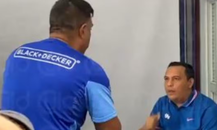 César Farías encara a periodista tras rueda de prensa: “Me estás tirando la gente encima
