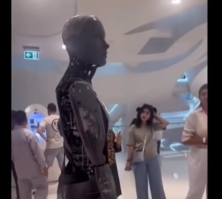 Colombiano pone en aprietos a robot en Dubái con pregunta en “Costeñol”: “Te corché, cachona”