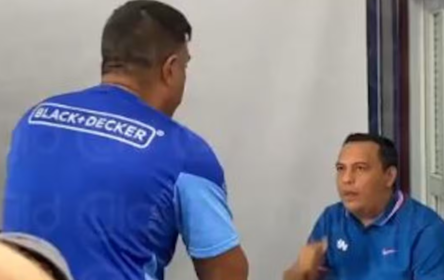 César Farías encara a periodista tras rueda de prensa: “Me estás tirando la gente encima