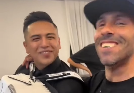 Carlos Tévez se rinde ante el vallenato colombiano: cantó “No voy a llorar” con pasión