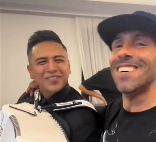 Carlos Tévez se rinde ante el vallenato colombiano: cantó “No voy a llorar” con pasión