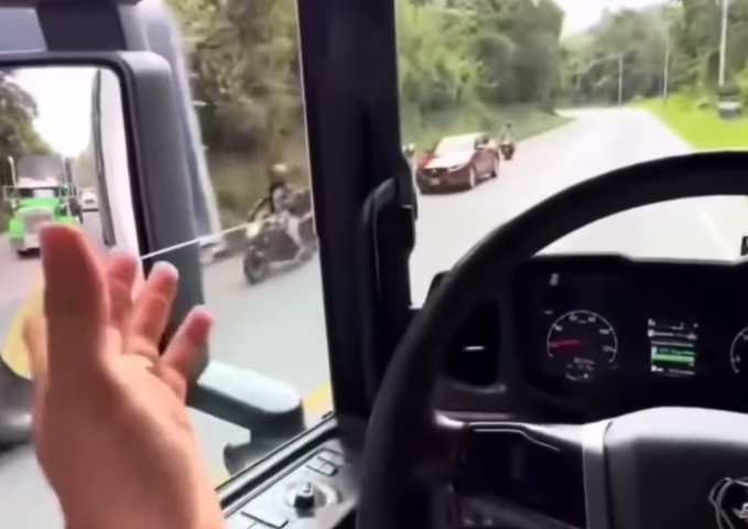 ¡Imprudencia al volante que casi termina en tragedia!