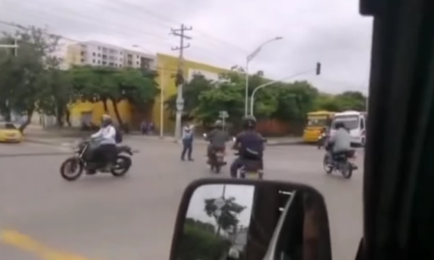 Ciudadano improvisa controlador de tráfico en cruce sin semáforo