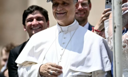 El papa León XIV luce con orgullo su gorra de los Medias Blancas en el Vaticano
