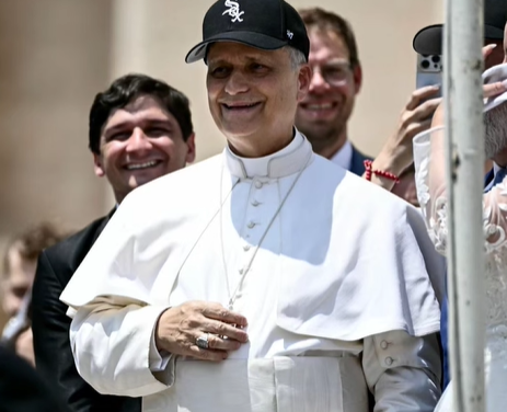 El papa León XIV luce con orgullo su gorra de los Medias Blancas en el Vaticano