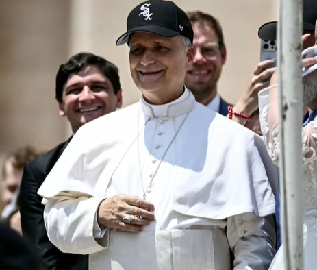 El papa León XIV luce con orgullo su gorra de los Medias Blancas en el Vaticano