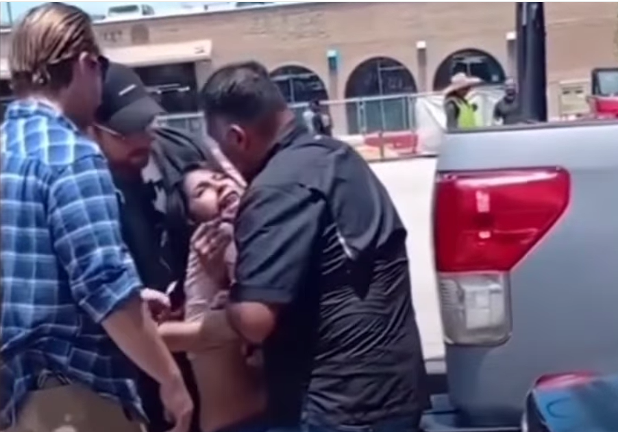 “¡Por favor, mis hijos están en la escuela!”: madre migrante clama entre lágrimas mientras es detenida por ICE