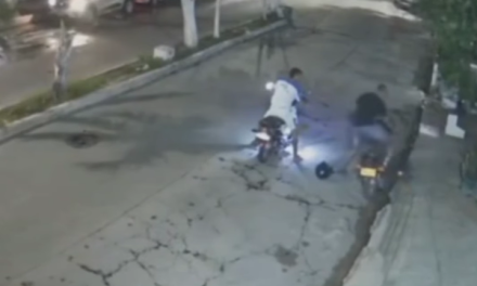 Le roban su herramienta de trabajo: delincuentes hurtan moto a domiciliario en El Carmen, Barranquilla