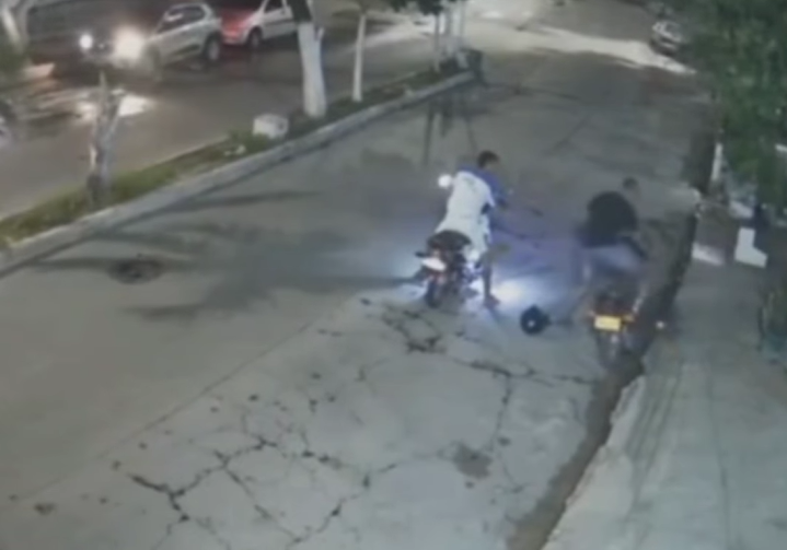 Le roban su herramienta de trabajo: delincuentes hurtan moto a domiciliario en El Carmen, Barranquilla