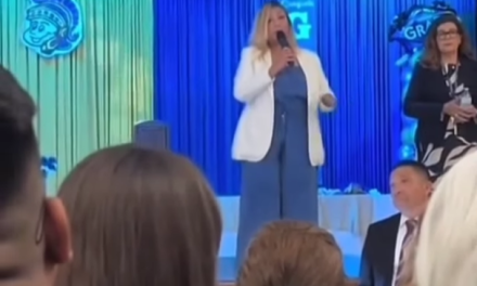 Maestra alerta sobre operativo de ICE y protege a familias latinas en graduación escolar