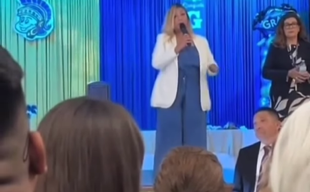 Maestra alerta sobre operativo de ICE y protege a familias latinas en graduación escolar