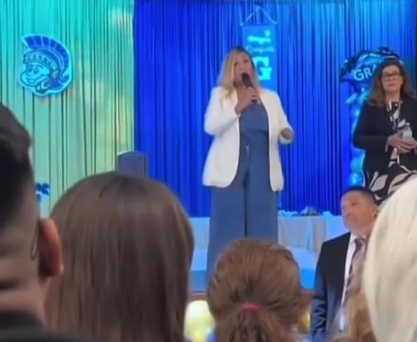 Maestra alerta sobre operativo de ICE y protege a familias latinas en graduación escolar