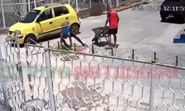 Huecos que figuran como reparchados siguen abiertos y se convirtieron en botadero de escombros en La Victoria