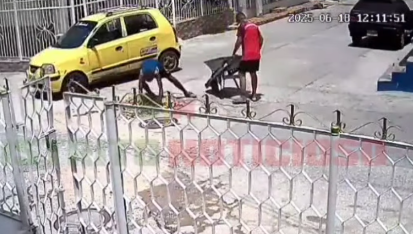 Huecos que figuran como reparchados siguen abiertos y se convirtieron en botadero de escombros en La Victoria