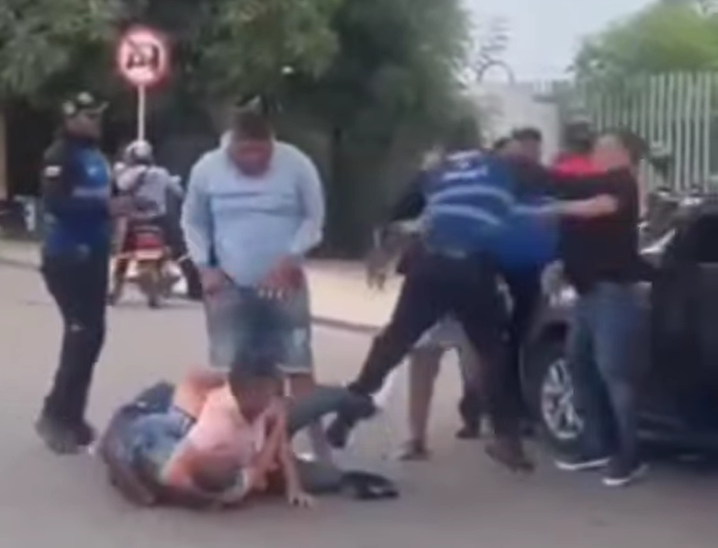 Bochornosa pelea entre agentes de tránsito y ciudadanos en Soledad: denuncian presuntas extorsiones en la calle 30