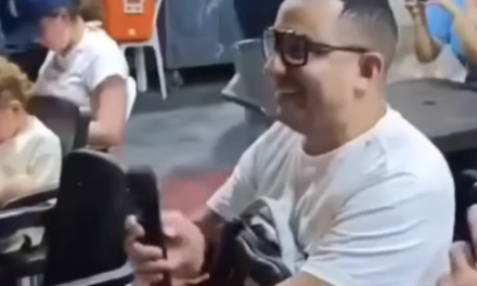 Pipe Peláez sorprende cantando con artista callejero durante sus vacaciones en Santa Marta