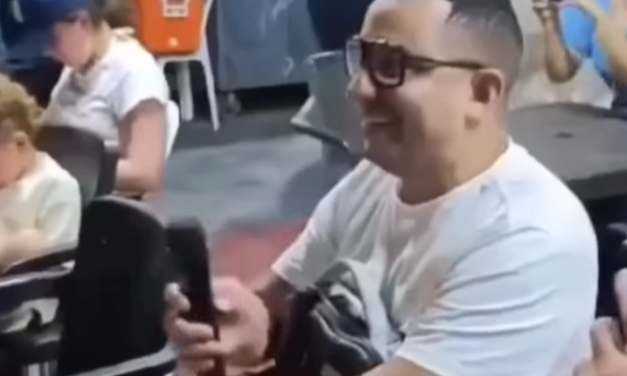 Pipe Peláez sorprende cantando con artista callejero durante sus vacaciones en Santa Marta
