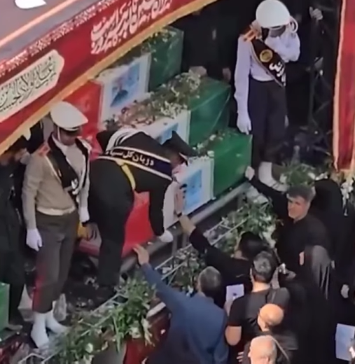 Irán despide con honores a militares y científicos caídos en guerra de 12 días