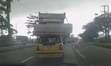 Insólito: taxi ‘zapatico’ transporta colchón y cama en plena Circunvalar