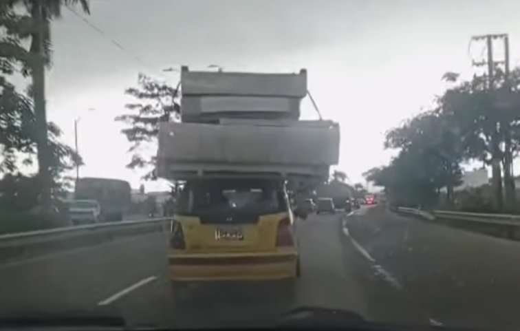 Insólito: taxi ‘zapatico’ transporta colchón y cama en plena Circunvalar