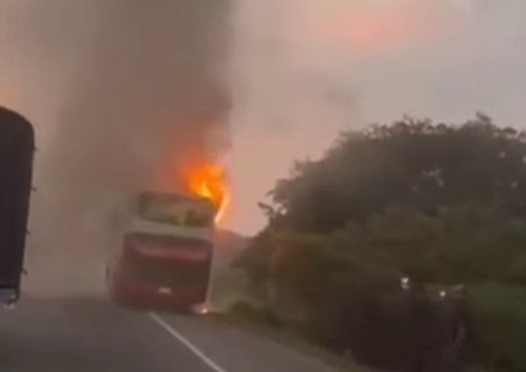 Emergencia en la vía Ciénaga-Barranquilla: bus se incendia y pasajeros evacúan a tiempo