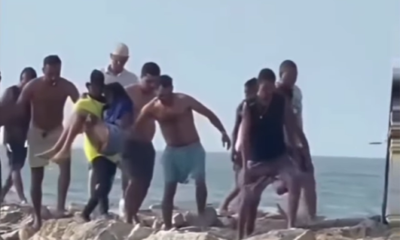 Salvavidas rescata a joven arrastrada por el mar en playas de Salgarito