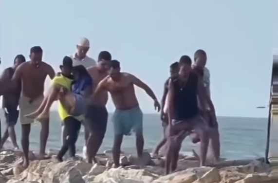 Salvavidas rescata a joven arrastrada por el mar en playas de Salgarito
