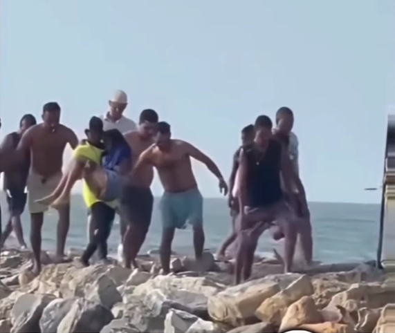 Salvavidas rescata a joven arrastrada por el mar en playas de Salgarito
