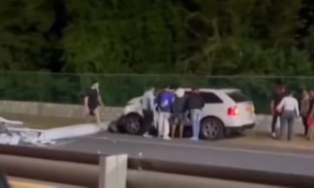 Camioneta se estrella contra poste en la Vía al Mar y genera congestión nocturna