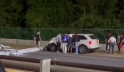 Camioneta se estrella contra poste en la Vía al Mar y genera congestión nocturna