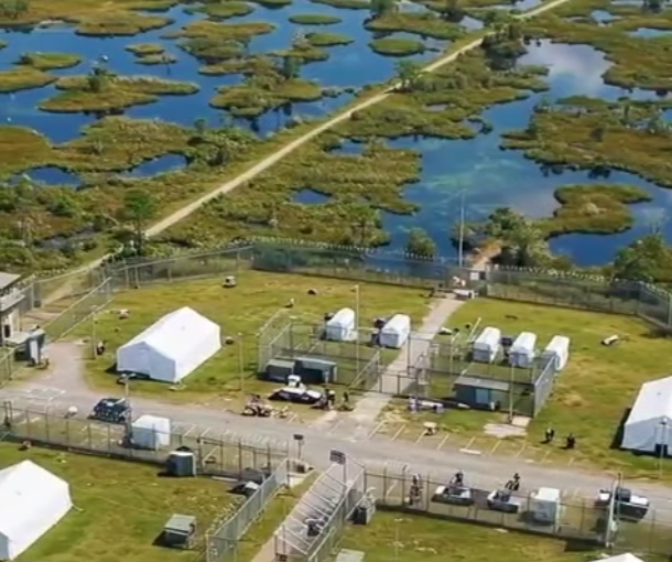 ‘Alligator Alcatraz’: la polémica cárcel para migrantes rodeada de caimanes