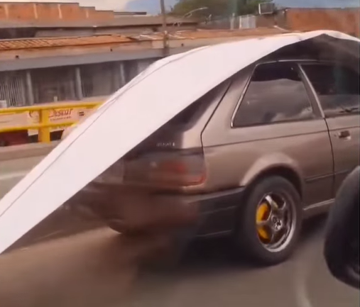 ¿Exceso de imprudencia o de creatividad? Conductor circula con teja que le bloquea la vista