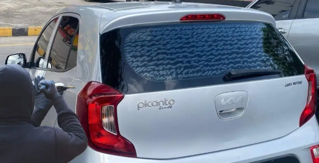 Le roban el Kía Picanto mientras hacía compra en la 72