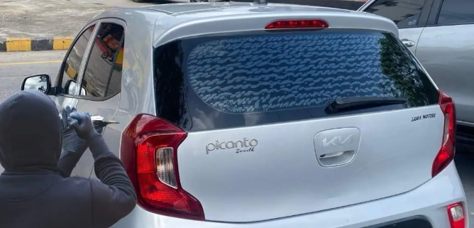 Le roban el Kía Picanto mientras hacía compra en la 72
