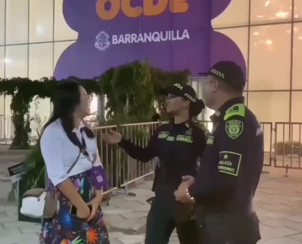 Policías bilingües, el puente de comunicación en el evento de la OCDE en Barranquilla