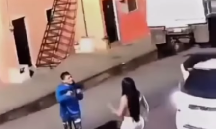 Hombre asesina a su ex con fusil en plena vía pública