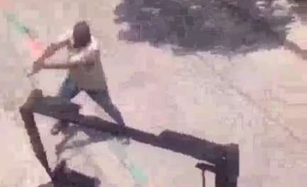 «Yo comprando cama y tú acostando otro macho»: Un hombre destruye con machete la cama que le compró a su esposa tras descubrir una infidelidad