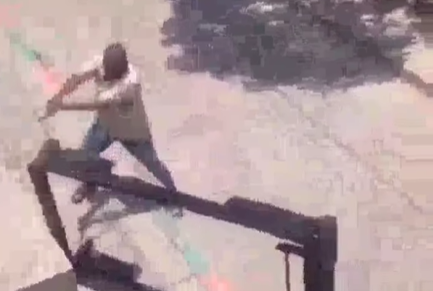 «Yo comprando cama y tú acostando otro macho»: Un hombre destruye con machete la cama que le compró a su esposa tras descubrir una infidelidad
