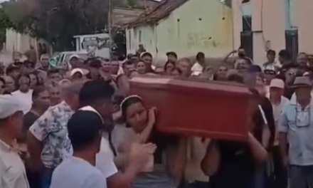 Viuda baila co el  ataúd de su esposo en Cartagena y desata polémica en redes