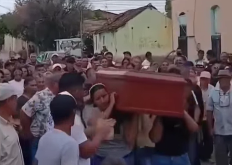 Viuda baila co el  ataúd de su esposo en Cartagena y desata polémica en redes