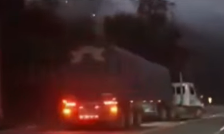 Tractomula se queda sin frenos en vía a Villavicencio y conductor evita tragedia de milagro