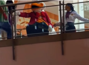 Escándalo en el combo! Frisbylina pilló al pollo en pleno «pique»