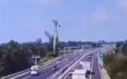 Tragedia aérea en Brescia: avioneta se estrella en autopista y deja dos muertos
