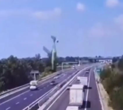 Tragedia aérea en Brescia: avioneta se estrella en autopista y deja dos muertos