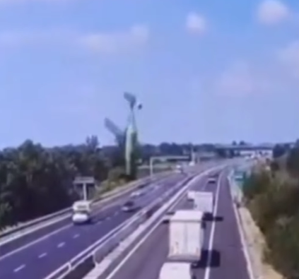 Tragedia aérea en Brescia: avioneta se estrella en autopista y deja dos muertos