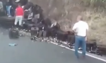 Volcó camión con cerveza en el Alto de La Línea y la tragedia se convirtió en saqueo