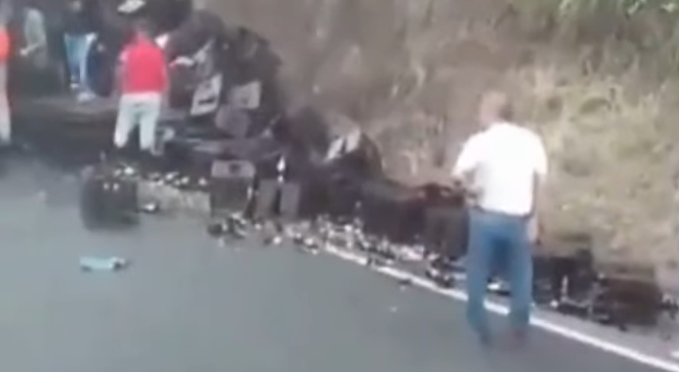 Volcó camión con cerveza en el Alto de La Línea y la tragedia se convirtió en saqueo